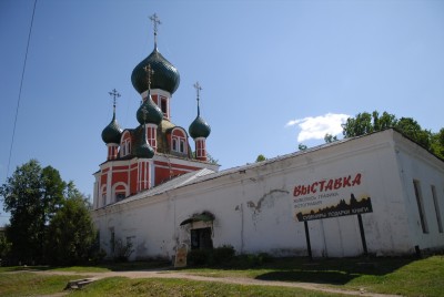 Владимирский собор, внутри художественная выставка