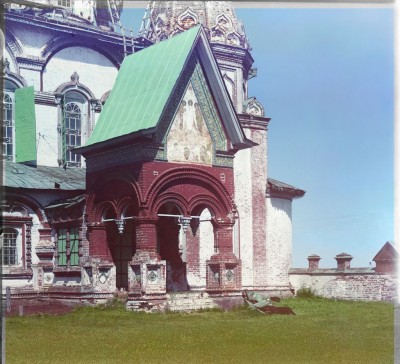 Южное крыльцо церкви Иоанна Златоуста. Ярославль, 1911 г. Цветное фото С.М. Прокудина-Горского