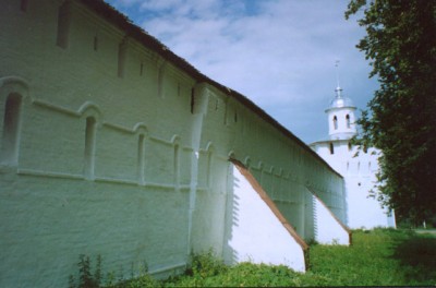 Стены и юго-восточная башня Никитского монастыря (XVI в.)