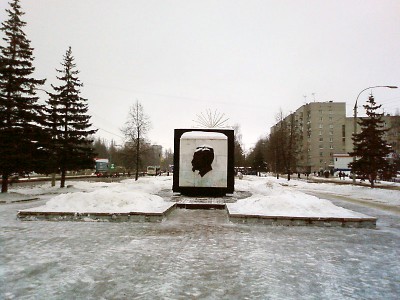 Памятный знак в Дзержинском районе в честь 100-летия Ф. Э. Дзержинского. Среди население в шутку назван "трансформатором"