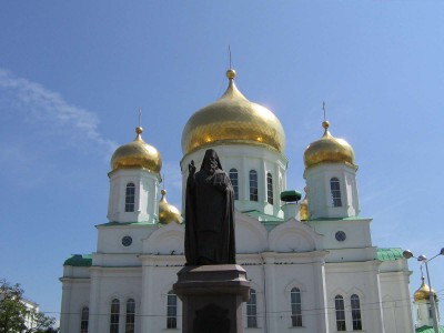 Статуя святителя Димитрия перед кафедральным собором в Ростове-на-Дону