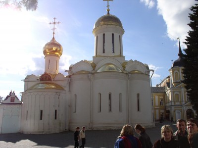 Слева от Троицкого собора Никоновская церковь