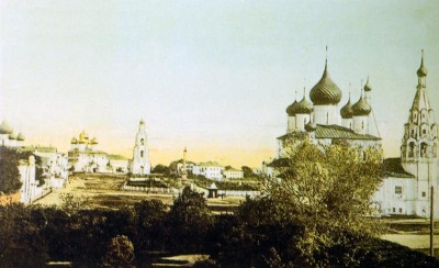 Ярославль. Справа церковь Ильи Пророка, впереди виден Демидовский столп и Успенский собор