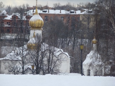Введенская (ближе, с колокольней) и Пятницкая (дальше) церкви зимой
