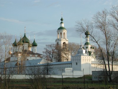 Введенский собор (слева) Толгского монастыря
