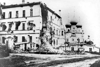 Главпочтамт (сейчас военный госпиталь) и церковь Спаса на Городу после восстания