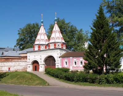 Двухшатровые Святые ворота Ризоположенского монастыря