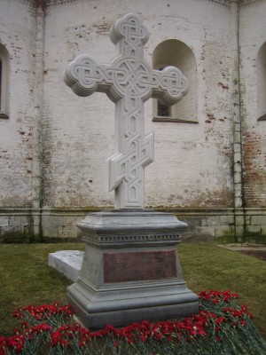 Памятный крест над могилой Д. М. Пожарского в Спасо-Евфимиевом монастыре