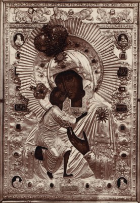 Феодоровская икона в драгоценном окладе (фотография С. М. Прокудина-Горского, 1910 г.)