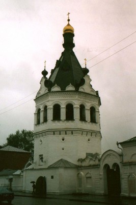 Башня XVII в., превращённая в XIX в. в монастырскую колокольню