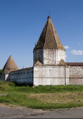 Шатровая башня монастырской ограды
