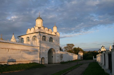 Святые ворота с Благовещенской надвратной церковью
