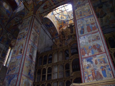 Уникальность больших ярославских храмов соборного типа в том, что их стены сохранили монументальные стенописные ансамбли допетровского времени