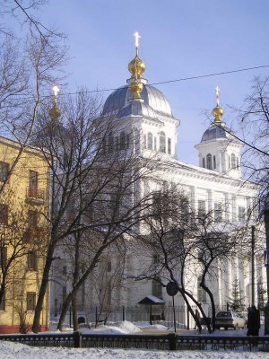 Формы Казанского собора сухи и строги, что вообще свойственно позднему классицизму